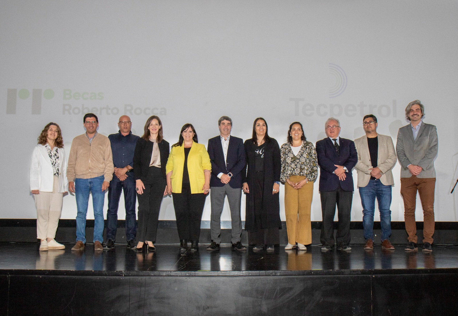 Una petrolera entregó 135 becas de estudio a jóvenes de la región