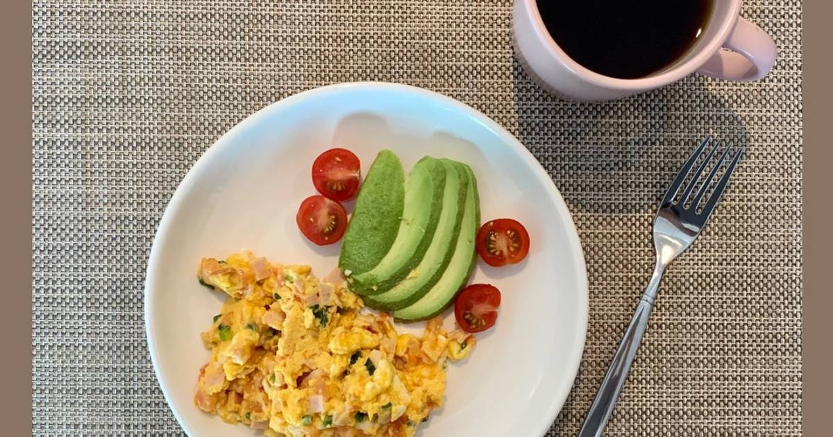 ¿Desayunamos sin harinas?: huevos revueltos con palta, ideal para empezar el día: fácil y rápido