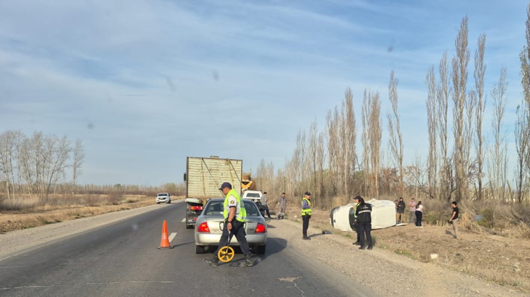 Choque y vuelco en la Ruta 22 entre un camión y una tráfic: qué pasó entre Allen y Roca
