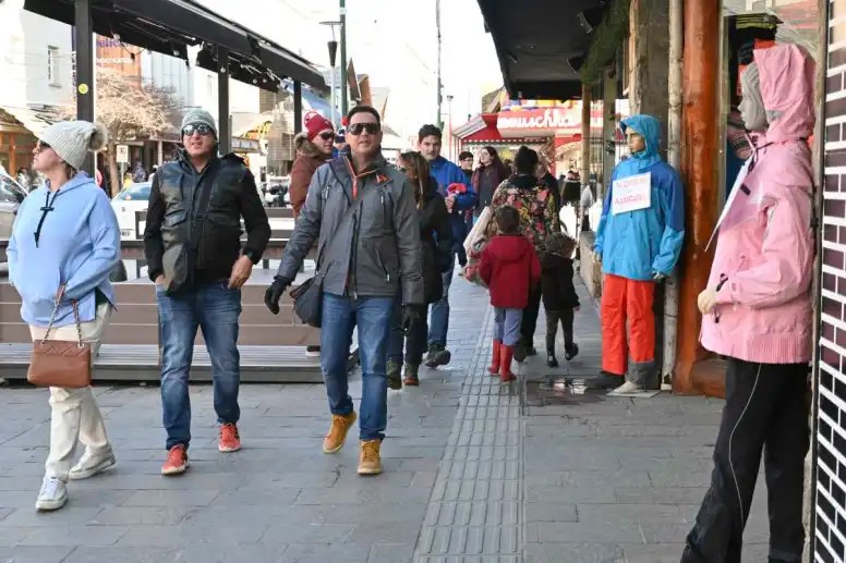 El municipio de Bariloche desactivó la prohibición que regía para los promotores callejeros