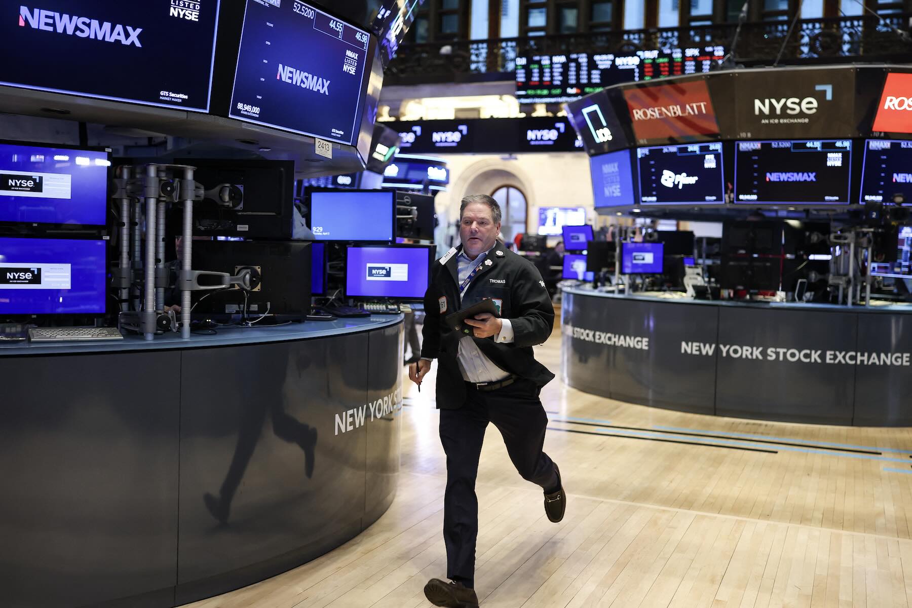 Martes rojo en Wall Street: caen las acciones y los bonos argentinos mientras el riesgo país sube a 548 puntos
