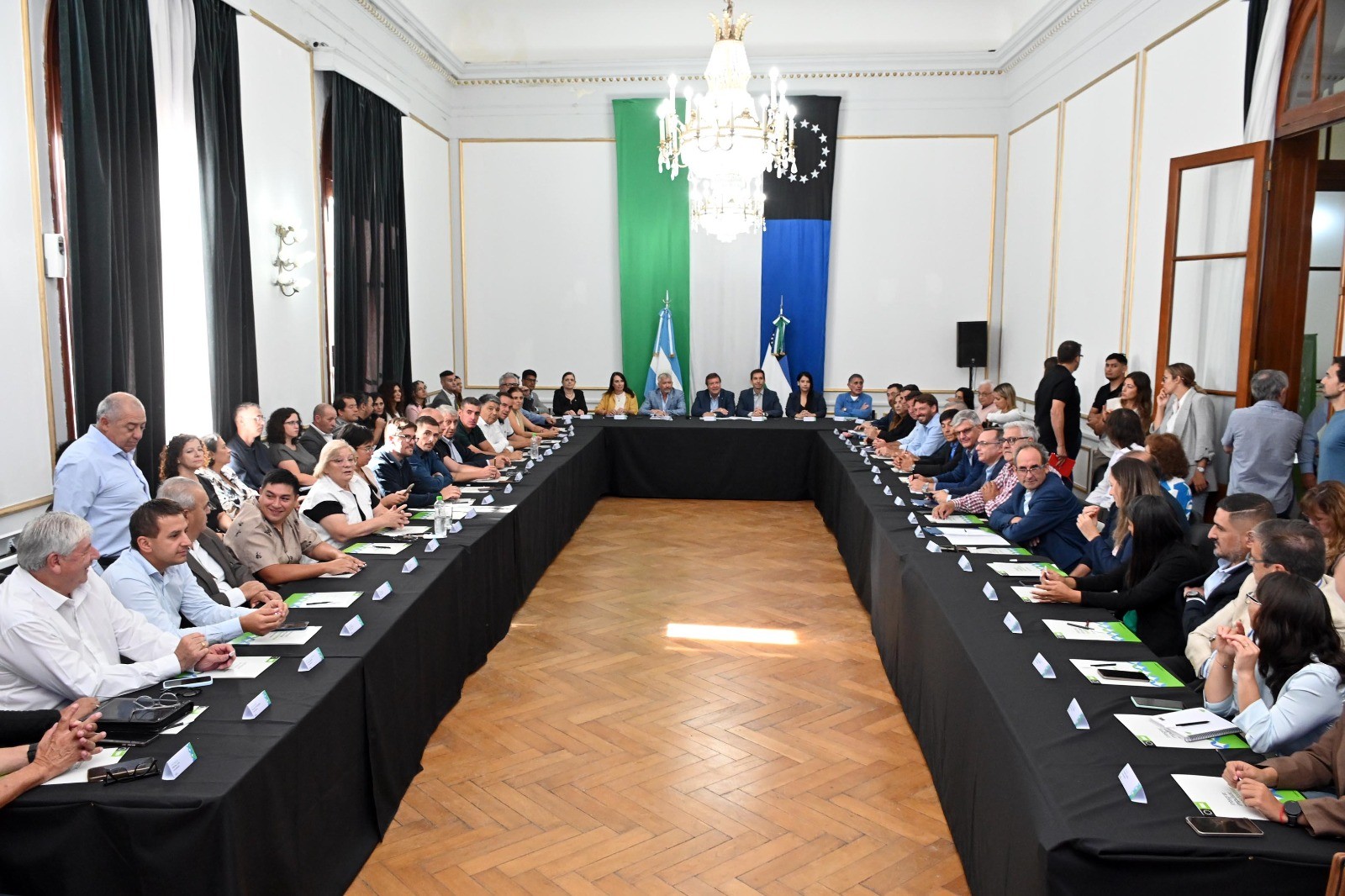 Weretilneck abrió la reunión con intendentes y realiza una propuesta de reparto de fondos