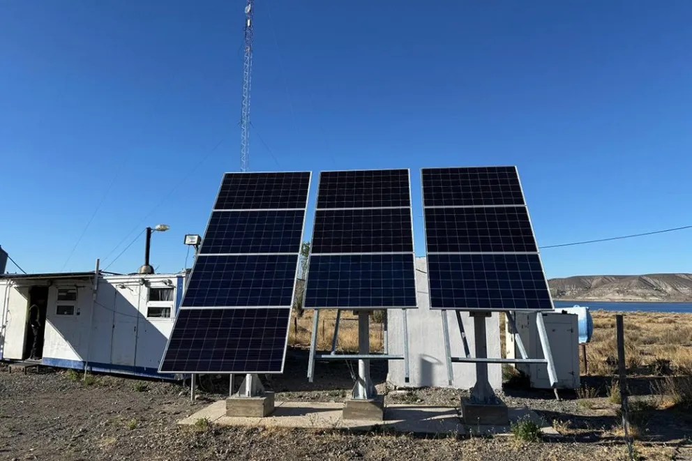 Neuquén apuesta a la sustentabilidad: instalaron paneles solares en un puesto policial en Ruta 237
