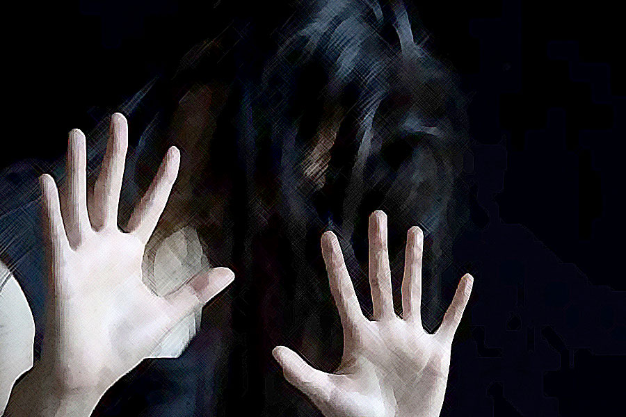 মদ কেনার টাকা না পেয়ে জোরে গান বাজিয়ে ‘বদলা’, প্রতিবাদ করায় স্ত্রীর গায়ে অ্যাসিড ছুড়ল স্বামী!