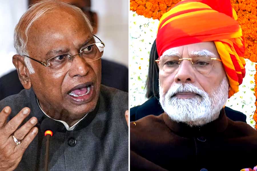 ‘গভীর ক্ষতে ব্যান্ড-এইডের প্রলেপ’, নয়া জিএসটি কাঠামোয় মোদিকে কটাক্ষ খাড়গের