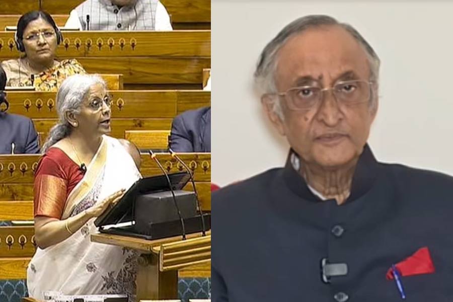 সামাজিক প্রকল্পে কাটছাঁট, মহিলারা ব্রাত্য কেন? ‘ধ্বংসাত্মক বাজেট’ বলে সমালোচনা অমিত মিত্রর