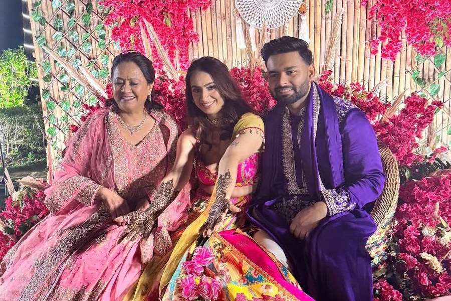বোনের বিয়েতে জমিয়ে নাচ পন্থের, হাজির ধোনি-সহ একাধিক তারকা