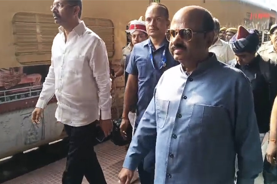 নেপালে উত্তেজনার মধ্যেই সীমান্ত পরিস্থিতি নিয়ে রিপোর্ট দিতে দিল্লি যাচ্ছেন রাজ্যপাল, নতুন উপরাষ্ট্রপতির সঙ্গেও সাক্ষাতের সম্ভাবনা