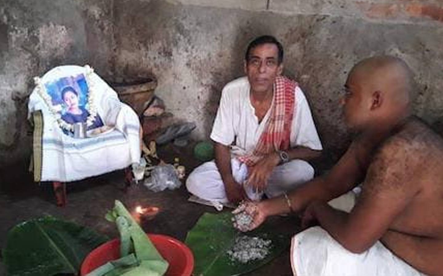 ভিন ধর্মের যুবককে প্রেম-বিয়ের ‘শাস্তি’, জীবিত মেয়ের শ্রাদ্ধ পরিবারের! বিতর্ক নদিয়ায়