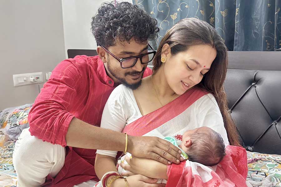 ‘জীবনে পরিবর্তন এসেছে’, মা হওয়ার পর প্রথম পুজো, অহনার শারদীয়া কতটা স্পেশাল?
