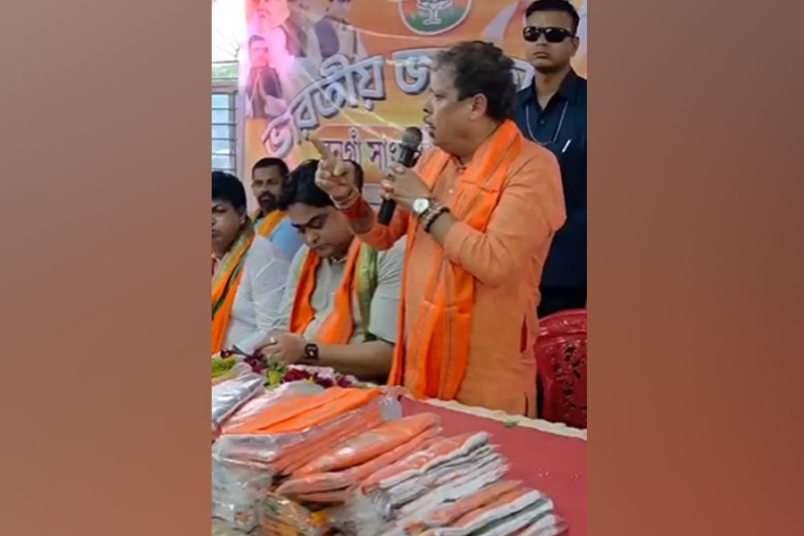 ‘হাঁটুর মালাইচাকি ভেঙে দিন’, তৃণমূলের বিরুদ্ধে হিংসায় উসকানি বনগাঁর বিজেপি নেতার