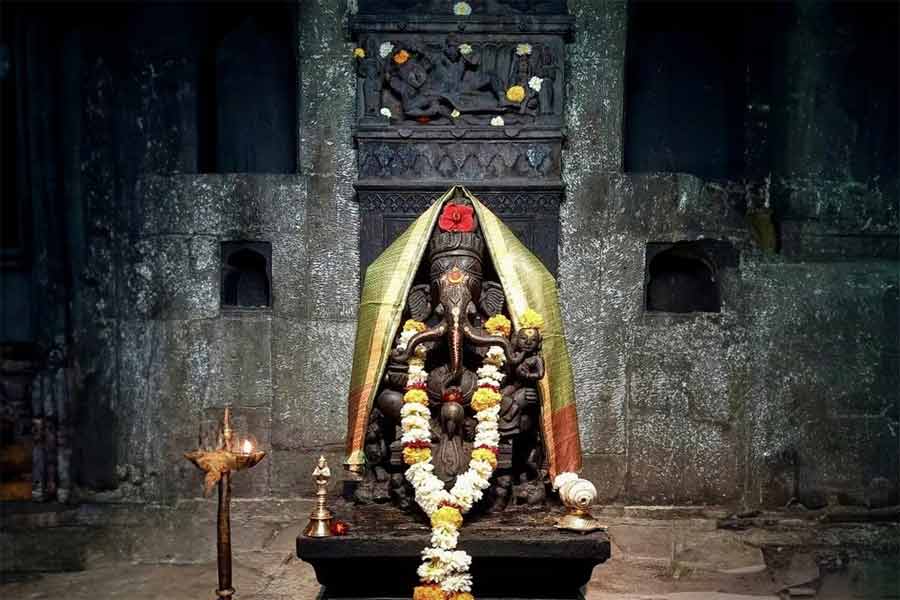 দাদার বাহন ময়ূরে বিরাজমান ‘ত্রিশুণ্ড গণেশ’! পুণের মন্দির মনে করায় বাংলার ইতিহাস