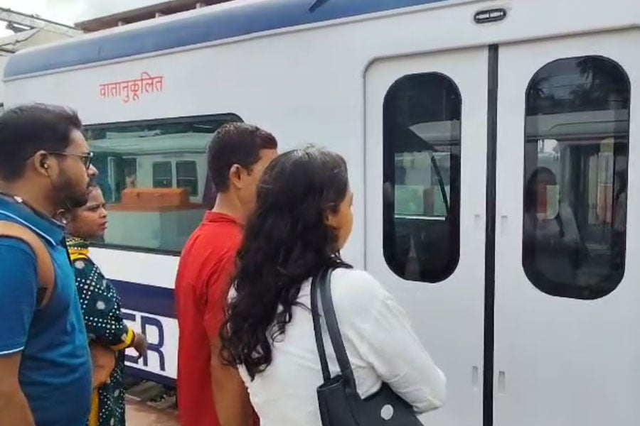 যাত্রীদের সুবিধার্থে এসি লোকালের স্টপেজ বাড়াল রেল! তালিকায় কোন কোন স্টেশন
