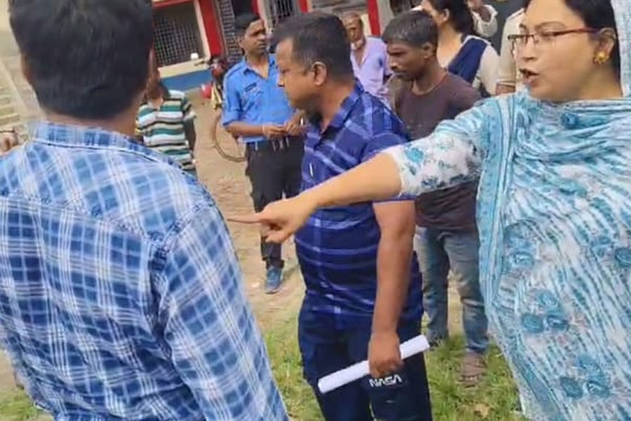 ‘আমাদের পাড়া, আমাদের সমাধান’ ক্যাম্পে উত্তেজনা! বিডিও-বিধায়ককে ঘরবন্দি করল ক্ষুব্ধ জনতা