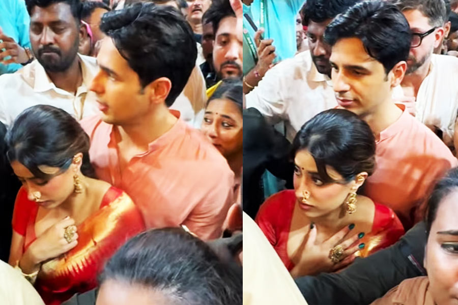 Sidharth Malhotra, Janhvi Kapoor Stroll Barefoot To Search Blessings from Lalbaugcha Raja