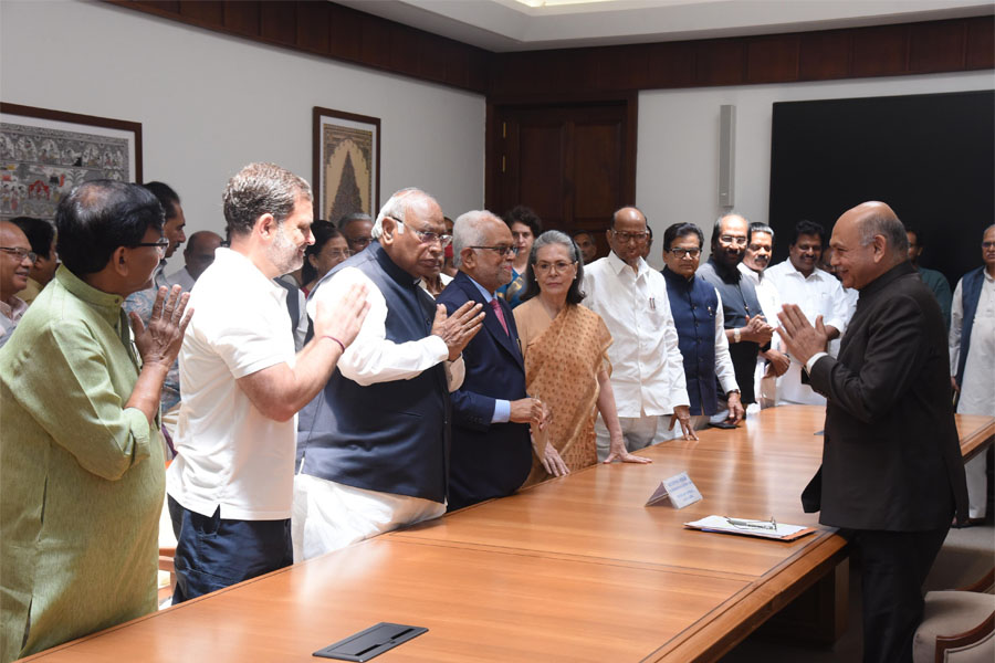 রাহুল-সোনিয়াকে সঙ্গে নিয়ে উপরাষ্ট্রপতি পদে মনোনয়ন পেশ সুদর্শন রেড্ডির