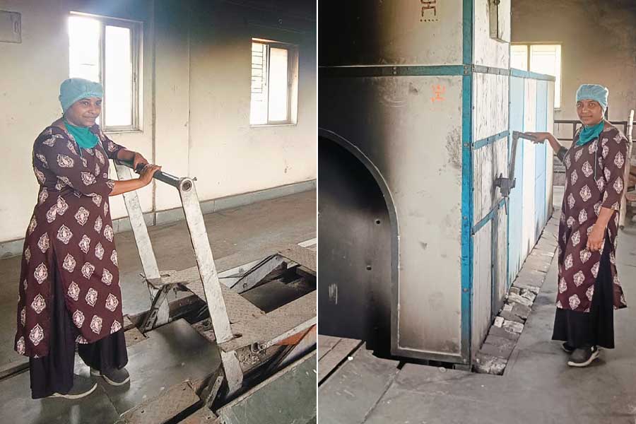 উৎসবের হুল্লোড় ফিকে হয় কান্নার শ্মশানভূমিতে, ডোমেদের পুজোর সঙ্গী স্বজনহারারাই