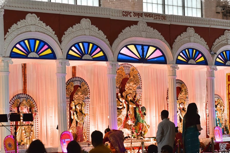 মার্কিন মুলুকে সাবেকি মূর্তি-ঠাকুরদালান! জার্সি সিটির পুজো যেন একান্নবর্তী পরিবারের উদযাপন