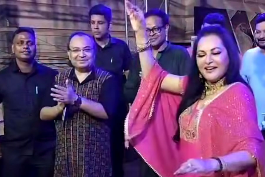 ‘ডাফলিওয়ালে…’, রামমোহন সম্মিলনীর পুজোয় নাচ জয়াপ্রদার! উসকে দিলেন নস্ট্যালজিয়া