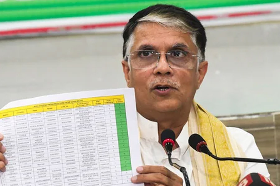 জোড়া ভোটার কার্ড খোদ রাহুল ঘনিষ্ঠ পবন খেরার! কংগ্রেসকে তোপ বিজেপির, আসরে কমিশনও