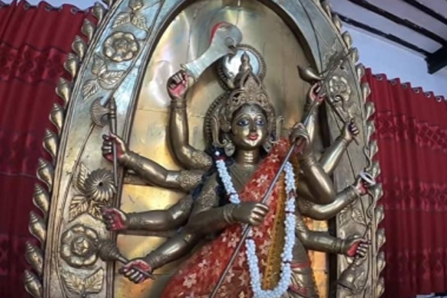 পাশে নয়, দুর্গার উপর-নিচে থাকেন সন্তানরা! রাজশাহিতে বিখ্যাত হাজার বছরের এই পুজো