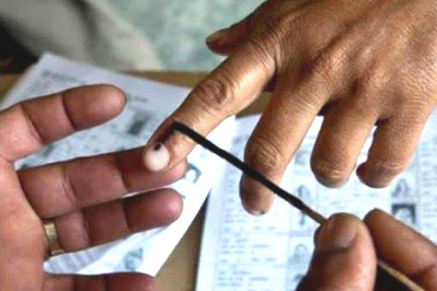 ‘ভূতুড়ে’ ভোটারের নাম তোলা ও কাটা নিয়ে চাঞ্চল্য, বিদায় ঘণ্টি?