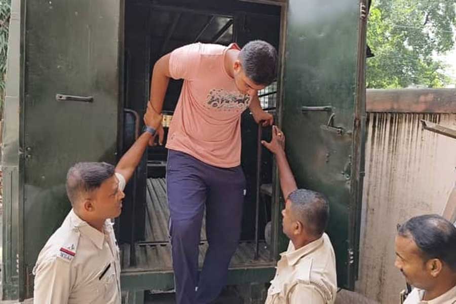 ঈশিতা খুনে ব্যবহৃত অস্ত্র কোথায়? কৃষ্ণনগর খুনের জট খুলতে অভিযুক্ত দেশরাজকে হেফাজতে নিল পুলিশ