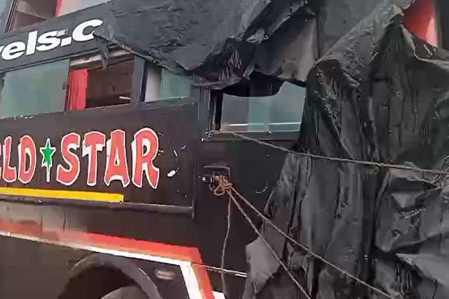 চালকের ঘুমে বিপত্তি! হুগলিতে দুর্ঘটনাগ্রস্ত উত্তরপ্রদেশের পূণ্যার্থী বোঝাই বাস, মৃত ১