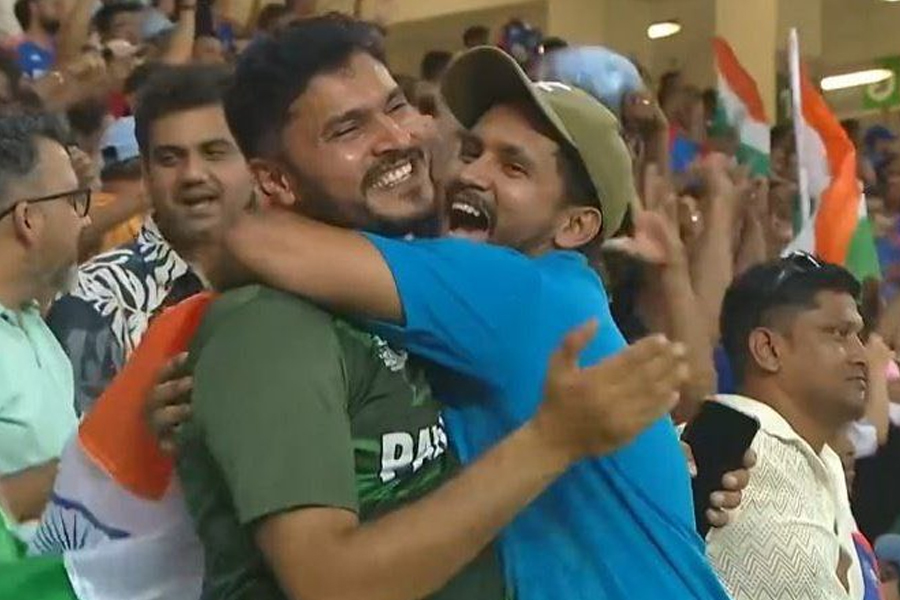 যুদ্ধ-হামলা-ঘৃণার উপরে মানুষ সত্য! পাক সমর্থককে বুকে জড়িয়ে ধরলেন ভারতীয় ভক্ত, ভিডিও ভাইরাল