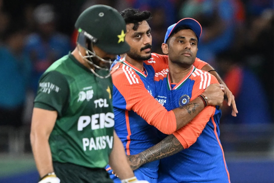 ভারতীয় ঘূর্ণিতে কুপোকাত পাকিস্তান, শাহিনের ব্যাটে কোনওমতে একশো পার পাক ব্রিগেডের