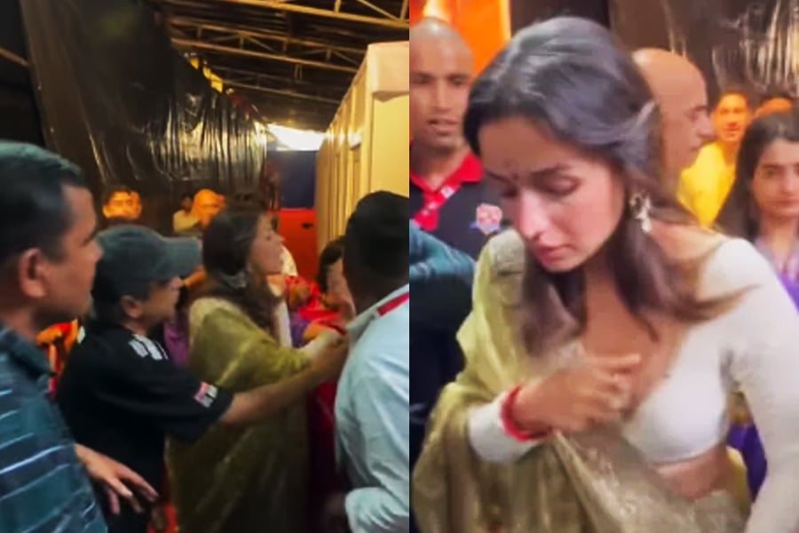 দুর্গাপুজোর মণ্ডপে আলিয়া ভাটকে টেনে-হিঁচড়ে…! অনুরাগীর কাণ্ডে হতভম্ব খোদ নায়িকা