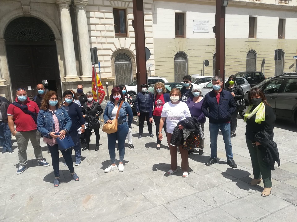 Presidio Ex Lsu Ata Internalizzati Della Provincia Di Potenza Davanti Alla Prefettura Di Potenza, Intervento Usb Basilicata : Sassilive 720_x_960_jpg