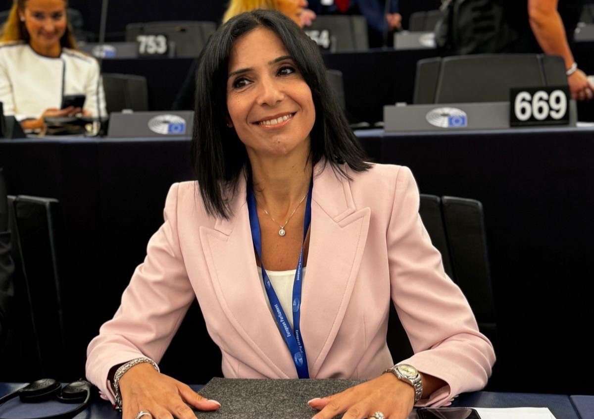 Aumenti salariali ai docenti, incentivi a imprese e famiglie: l’ultima approvazione del Parlamento Europeo annunciata con orgoglio da Giusi Princi
