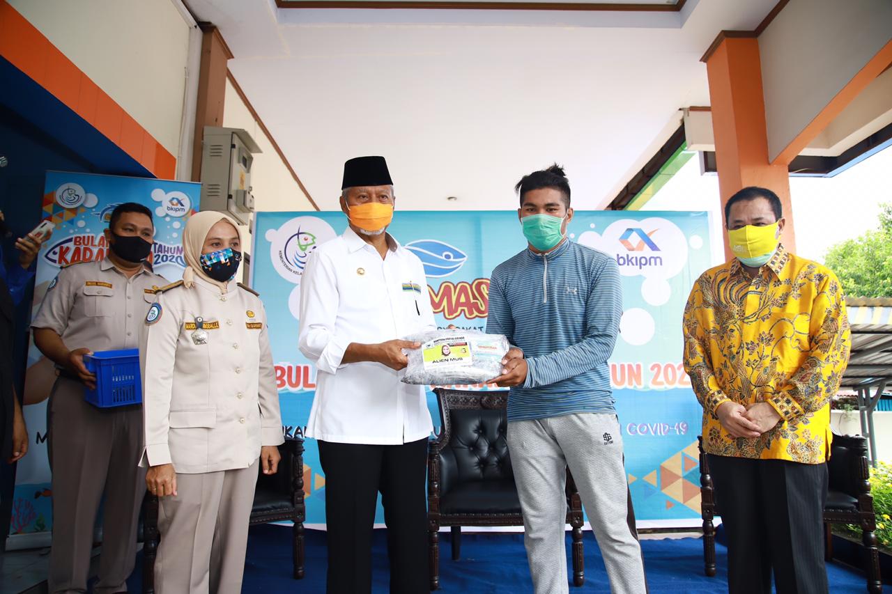 BKIPM-KKP dan Alien Mus Bagikan 4,5 Ton Ikan Beku ke Warga Terdampak  Covid-19 – tandaseru.com | Penting Dibaca