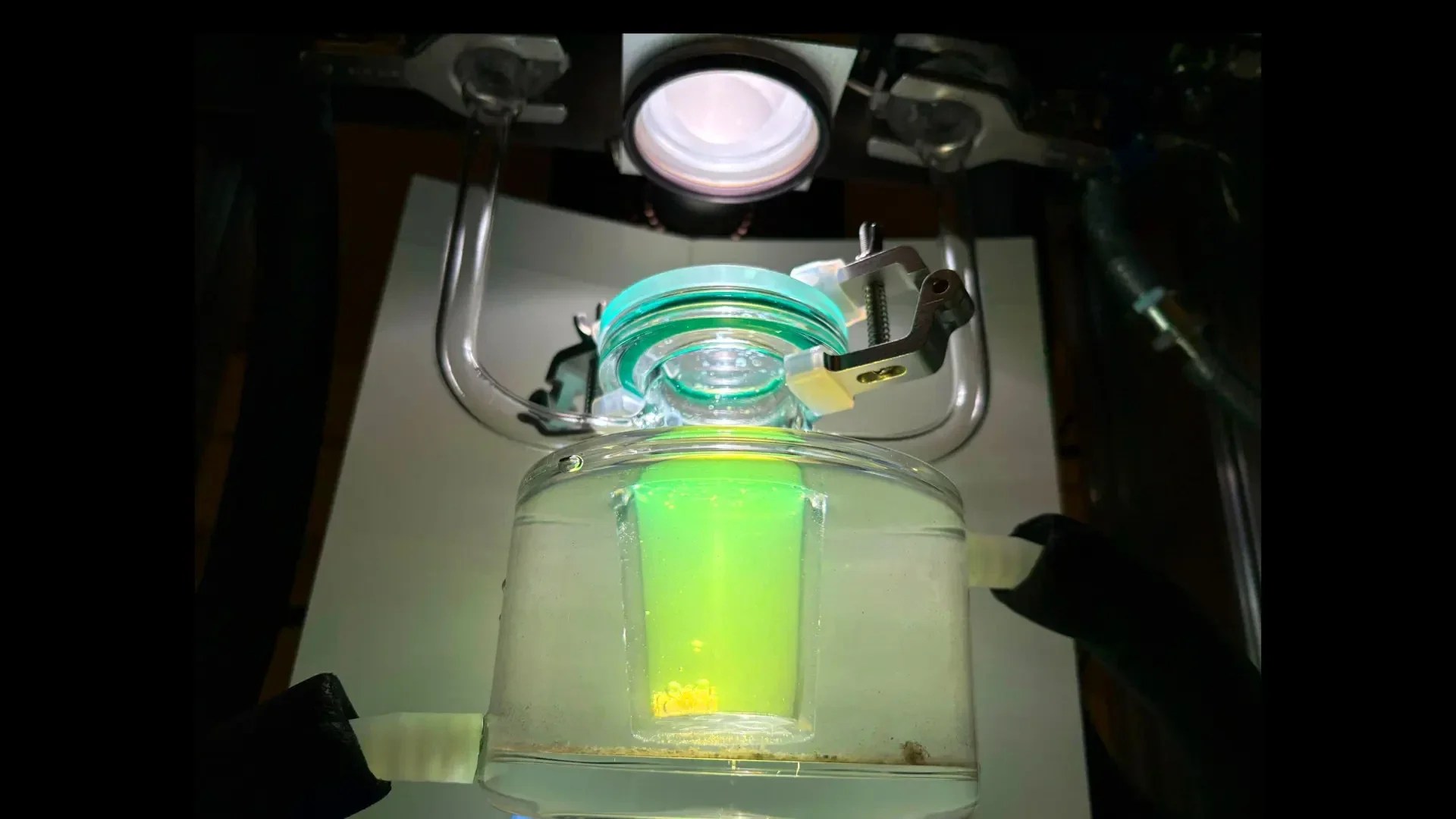 New platinum-free photocatalyst turns sunlight and water into renewable energy