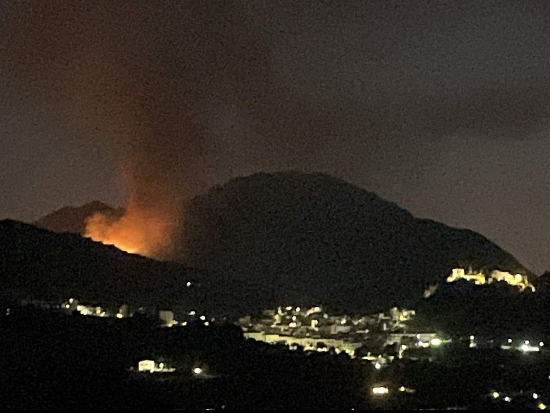 ÚLTIMA HORA: Un incendio forestal irrumpe cerca del Castillo de Monda iluminando el cielo de la Costa del Sol