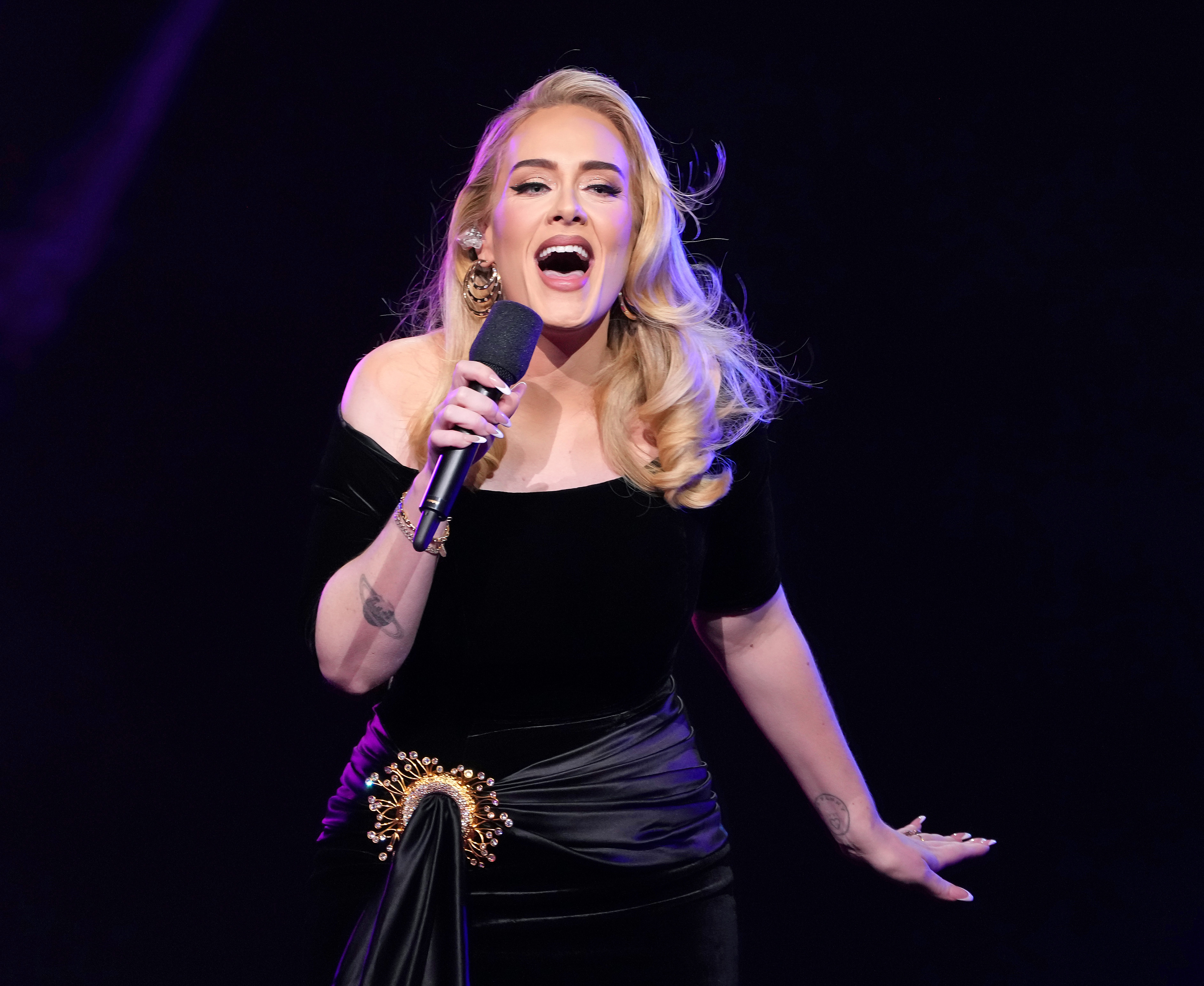 Adele’s Munich Residency: A Spectacular Show with Unique Merch, Spice Girls Tribute, and Stunning Stage Design