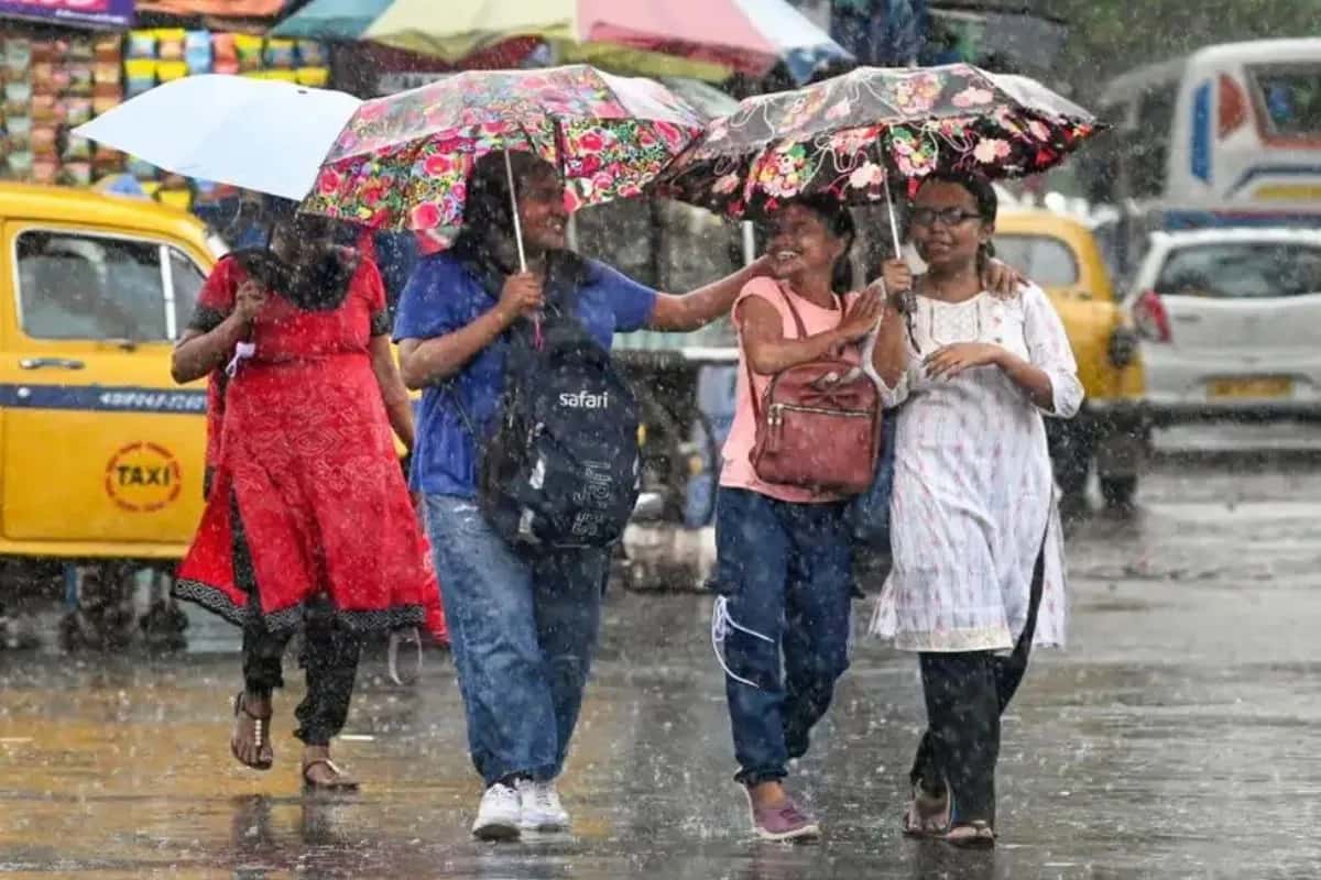 আকাশ মেঘলা তবুও ভ্যাপসা গরম, বুধবার কি আরও ভোগাবে রোদ?