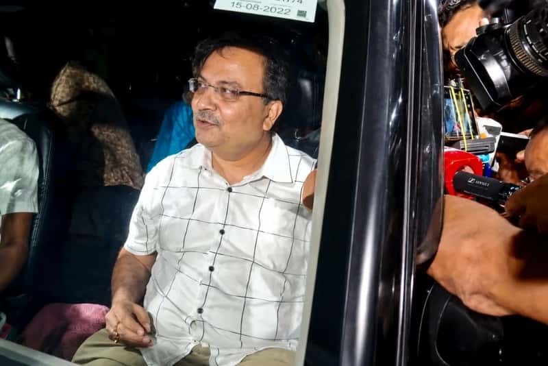 সই জাল মামলায় সিআইডির ম্যারাথন জিজ্ঞাসাবাদ, সাড়ে তিন ঘণ্টা পর বেরোলেন কুণাল, ভেতরে অভিষেক – এবেলা