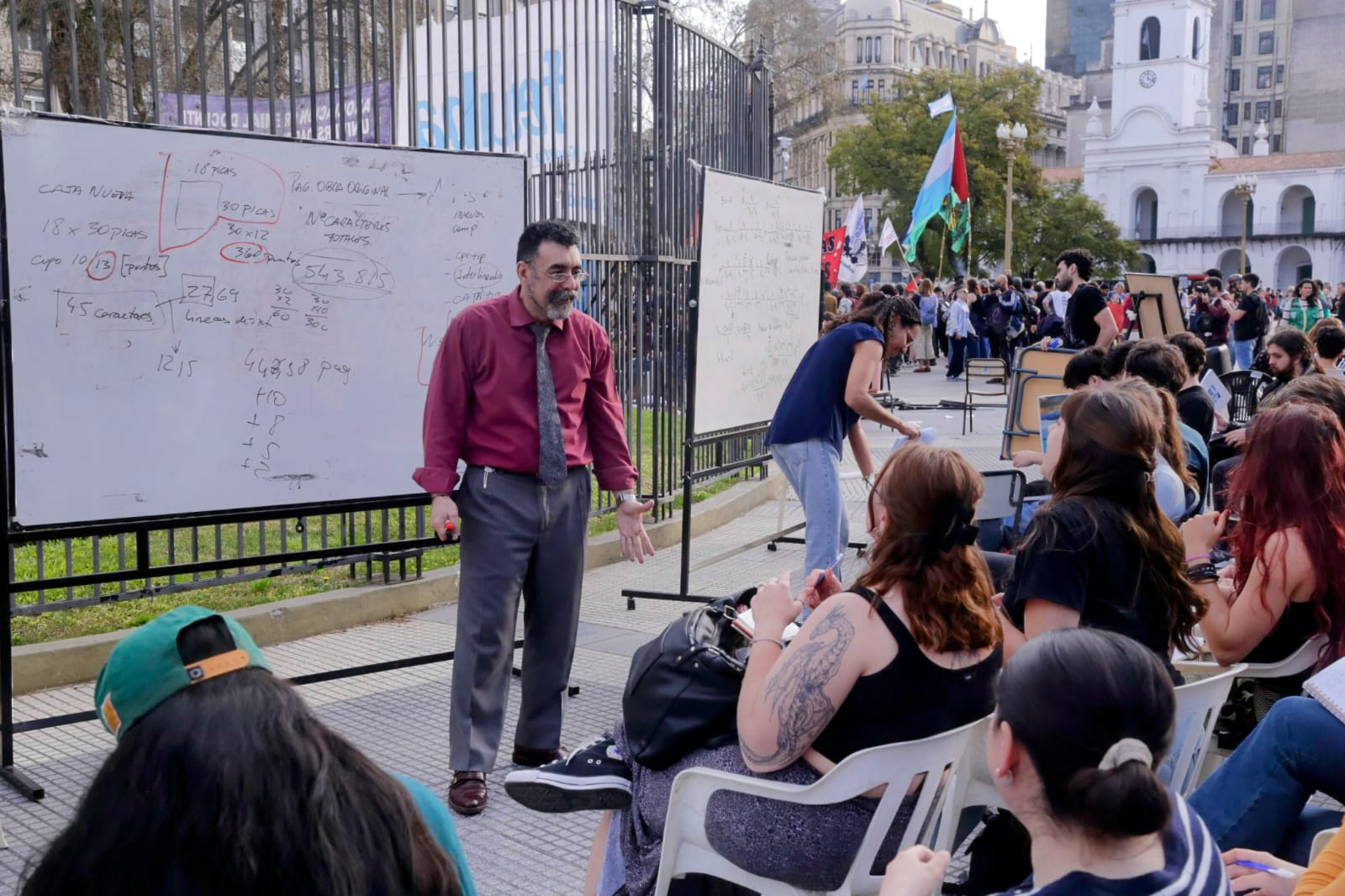 A horas de que expire el plazo para el veto los docentes universitarios llevaron cien clases públicas a Plaza de Mayo