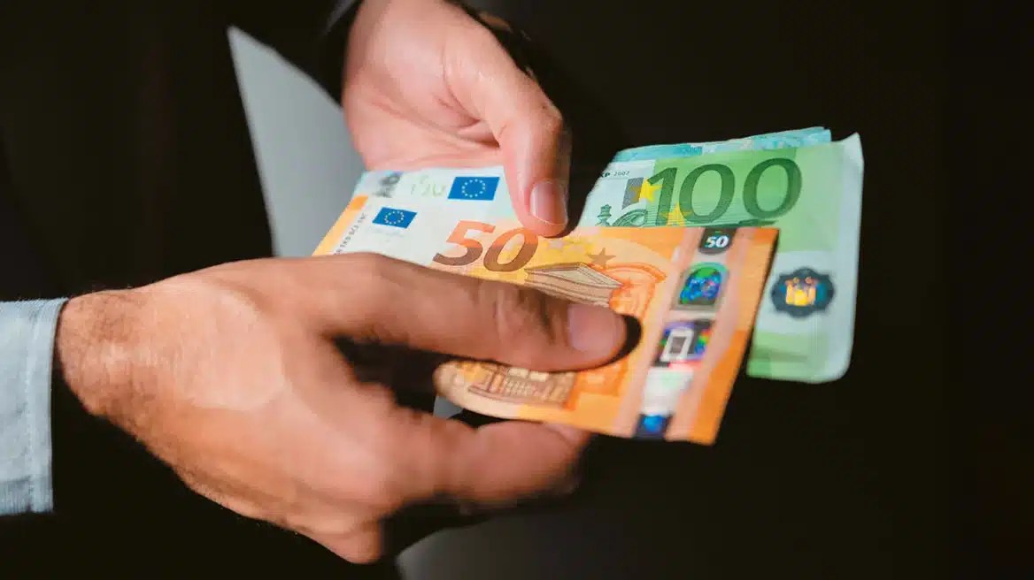 Ρομά με… Τεχνητή Νοημοσύνη εξαπάτησαν 1.000 πρόσωπα και έκλεψαν 7,5 εκατ. ευρώ