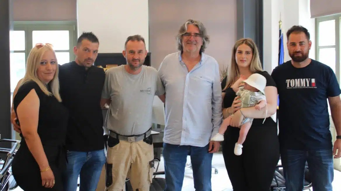 Υπόσχεται €5.000 ευρώ σε κάθε νέο ζευγάρι που θα εγκατασταθεί εκεί και €10.000 για κάθε γέννηση παιδιού στην Ελάτη