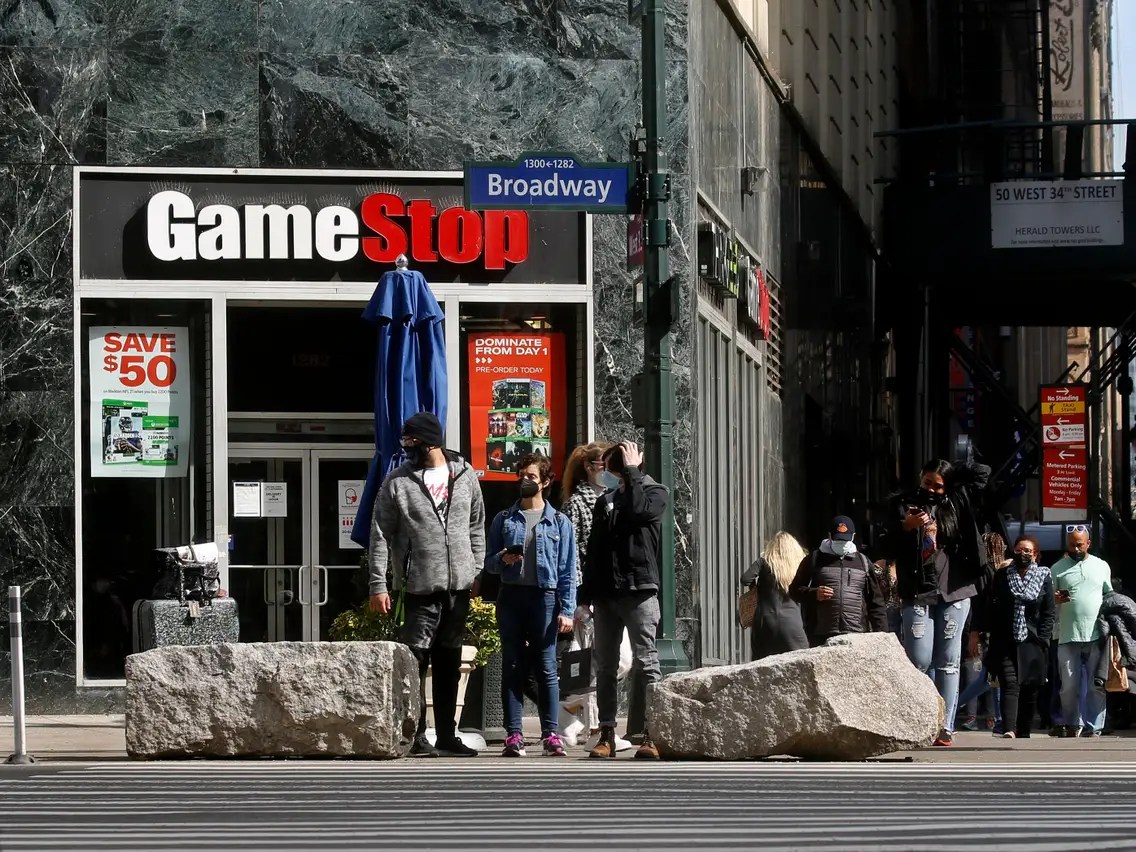 GameStop Stock Plunges 22%, Triggering Short Sale Restrictions Amid Bitcoin Acquisition Plans 