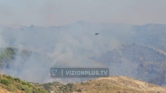 Zjarri në Mallakastër, ndërhyn helikopteri, 4 banesa të djegura