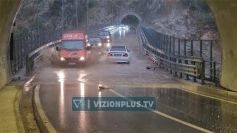 “Çmendet” moti në Dibër, shiu përmbyt urën e lartë të rrugës së Arbrit, rrezik për aksidente