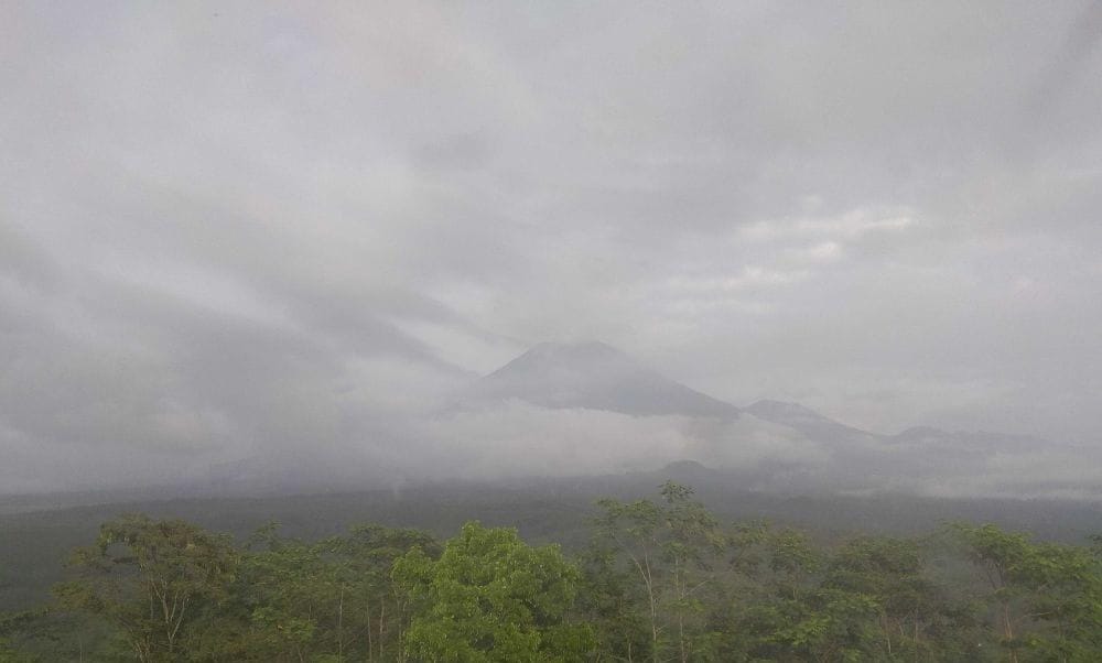 Kabut Tebal Masih Menyelimuti Puncak Gunung Semeru Pagi Ini - WartaBromo