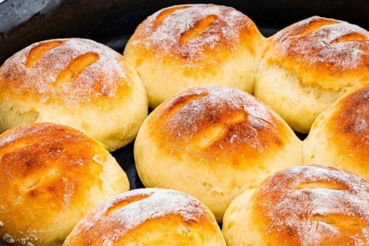 Bread roll recipes in a skillet with powdered sugar.