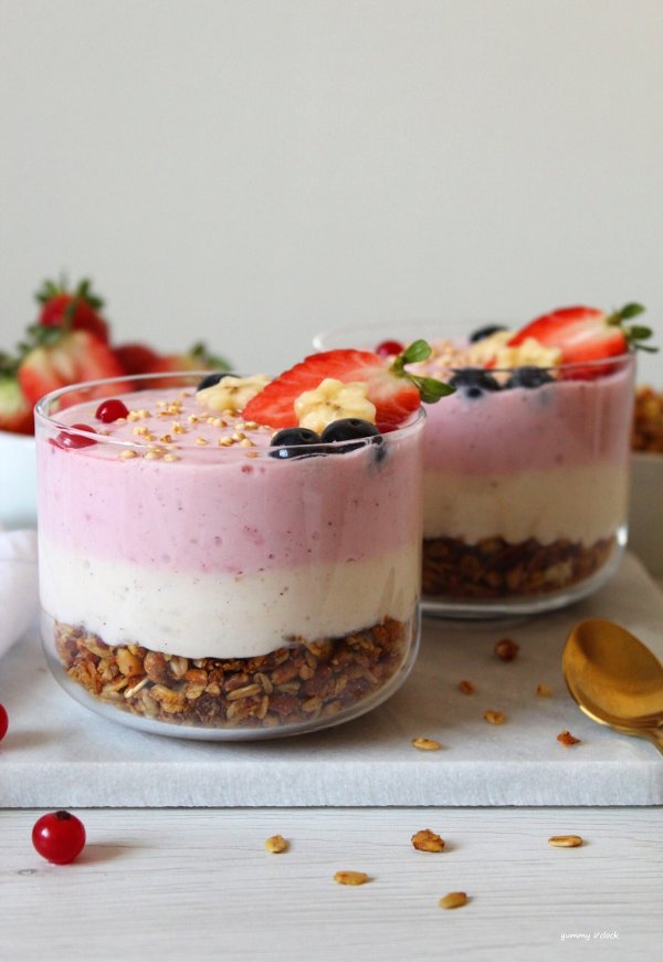 Dolce Al Cucchiaio Con Yogurt Greco Banana Fragola E Granola Yummyo Clock