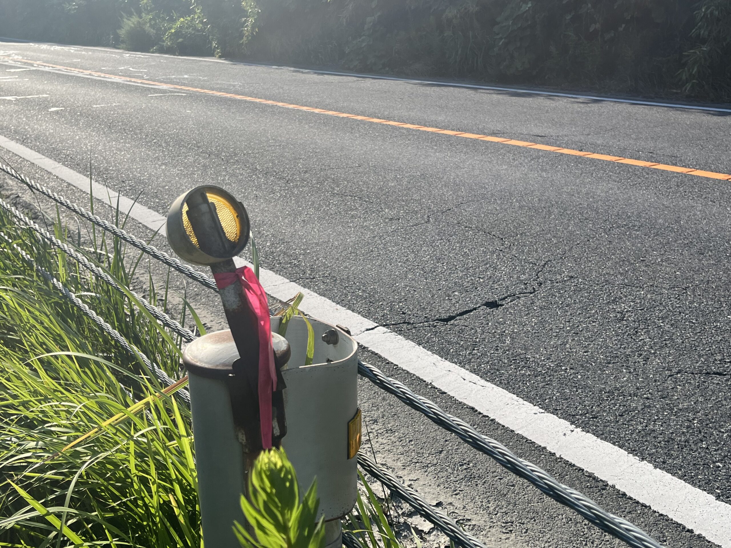 道路に結ばれているピンクのテープは何の意味? - 株式会社優建設